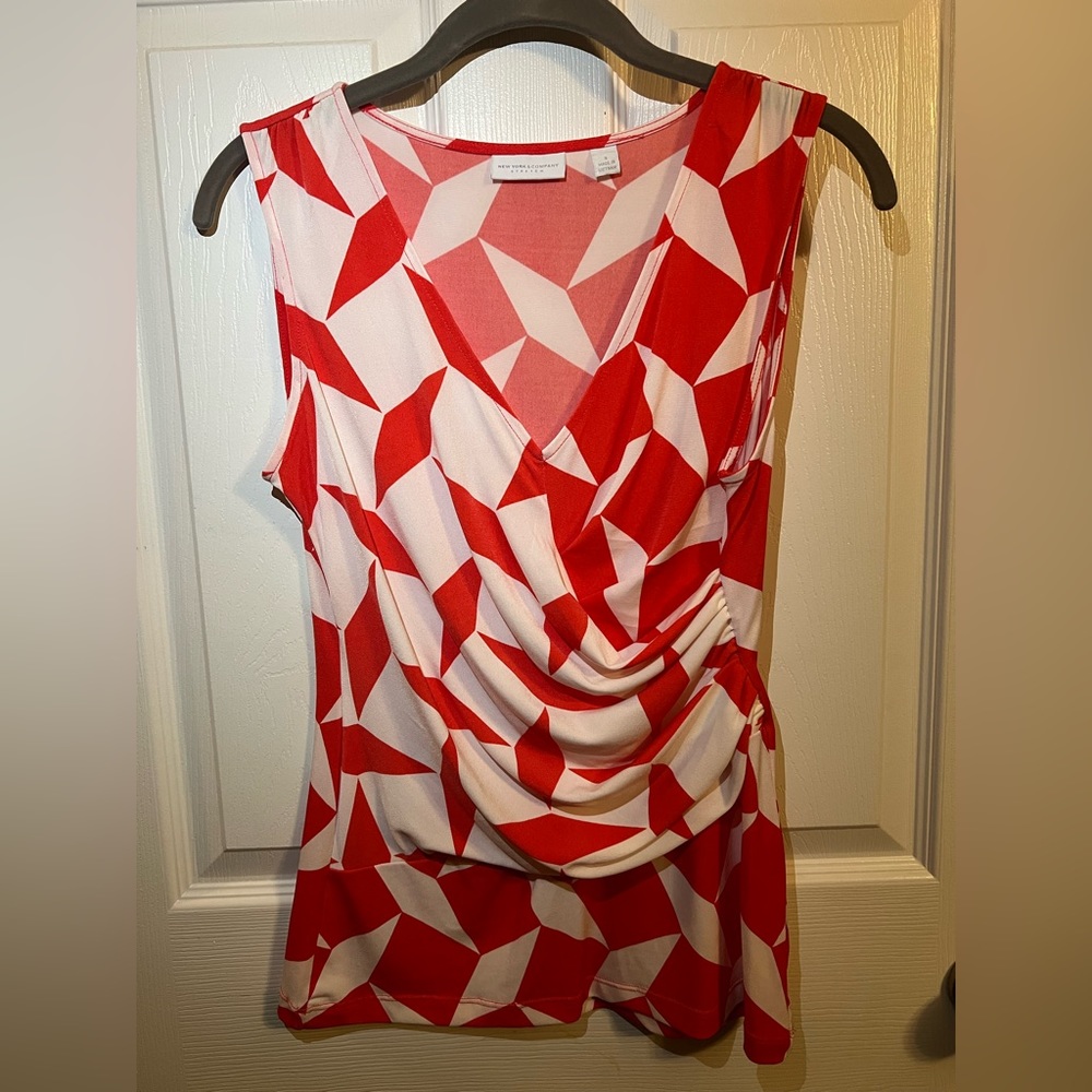 Geometric red and white wrap tank